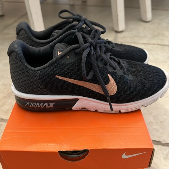 Black Nike mesh sneaker with metallic swoosh - Picture 3 of 7